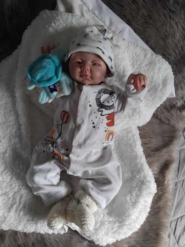 Joli bébé reborn très - bébé,